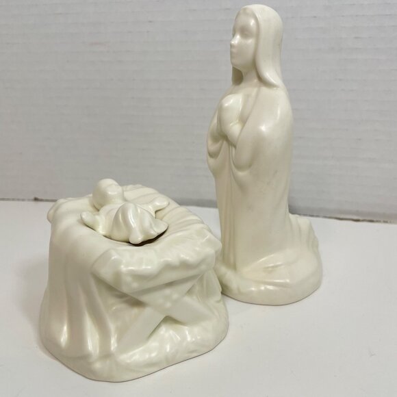 Vintage 1966 White Porcelain Nativity Figurines Featuring Mary & Baby Jesus - Picture 2 of 11